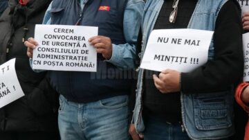 Factori poștali din municipiul Suceava au protestat vineri dimineață în fața Oficiului Poștal de Distribuire