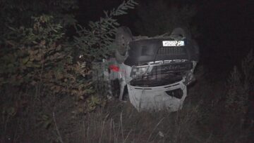 Camionul s-a răsturnat în afara carosabilului