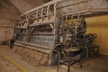 Mașina de pieptănat vertical, de 60 de ani în funcțiune, este astăzi un simbol al acestei industrii