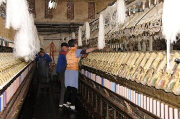Secția de Filare produce fir, pe care îl livrează unor țesătorii din țară