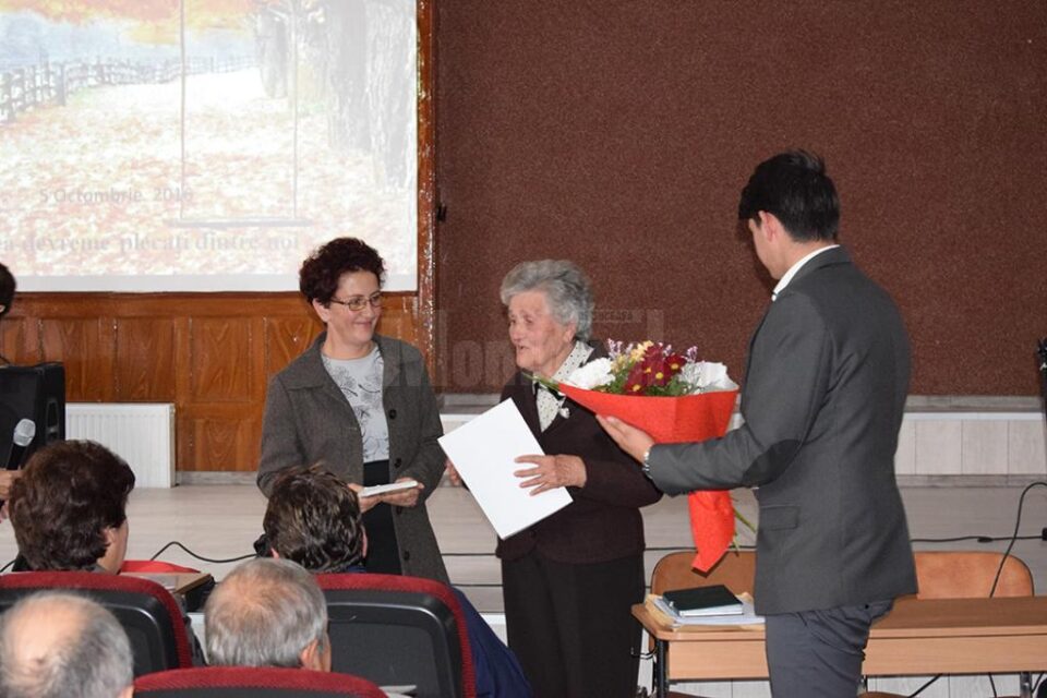 Omagiu adus dascălilor pensionari din Dorna Candrenilor