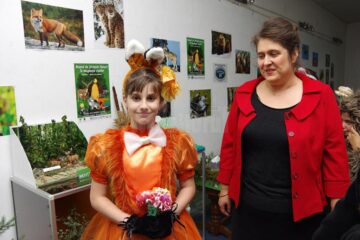 Învățătoarea Mariana Aurica Chidoveț, de la Școala Gimnazială „Ștefan cel Mare” Putna, împreună cu eleva Maria Laura Negru