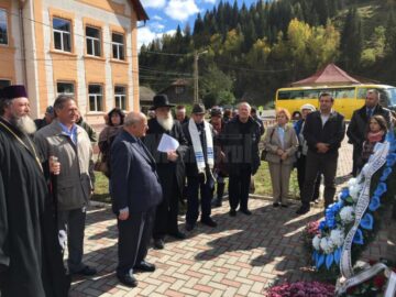 Plăci comemorative pentru marcarea deportării evreilor în Transnistria, în cinci gări și sinagogi din județul Suceava
