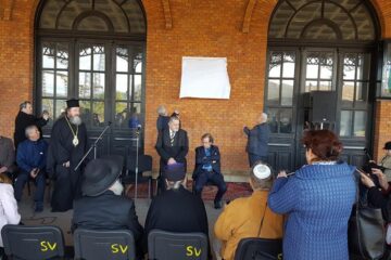 Dezvelirea plăcii din Gara Burdujeni, de către președintele FCER, Aurel Vainer, și primarul Ion Lungu