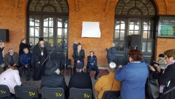 Dezvelirea plăcii din Gara Burdujeni, de către președintele FCER, Aurel Vainer, și primarul Ion Lungu