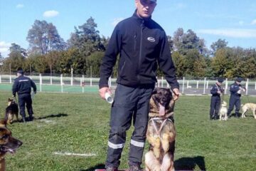 Câinele Olly și instructorul său, plutonierul major Marius Manolachi