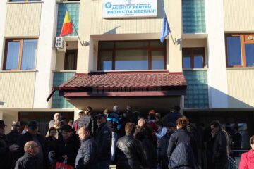 Sute de suceveni s-au grăbit să depună dosarul pentru Casa Verde, unii stând la rând, în fata sediului APM, chiar de duminică după-amiază