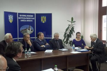 Alături de reprezentanții Prefecturii, la reuniunea Comisiei de Dialog Social au participat președintele Consiliului Județean, Gheorghe Flutur, și vicepreședintele CJ Viorel Seredenciuc