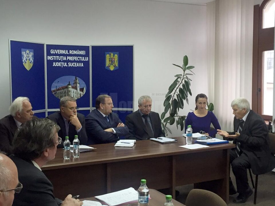 Alături de reprezentanții Prefecturii, la reuniunea Comisiei de Dialog Social au participat președintele Consiliului Județean, Gheorghe Flutur, și vicepreședintele CJ Viorel Seredenciuc Alături de reprezentanții Prefecturii, la reuniunea Comisiei de Dialog Social au participat președintele Consiliului Județean, Gheorghe Flutur, și vicepreședintele CJ Viorel Seredenciuc