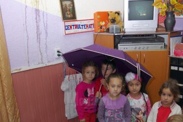 Cei peste 50 de preșcolari din cadrul grădiniței din sat fac carte printre picături de apă