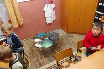 Copiii se joacă printre picurii de apă