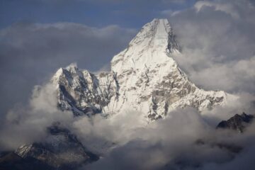 Muntele Ama Dablam pe care echipa de alpiniști din care face parte și Sebastian Paulenco vor să-l escaladeze