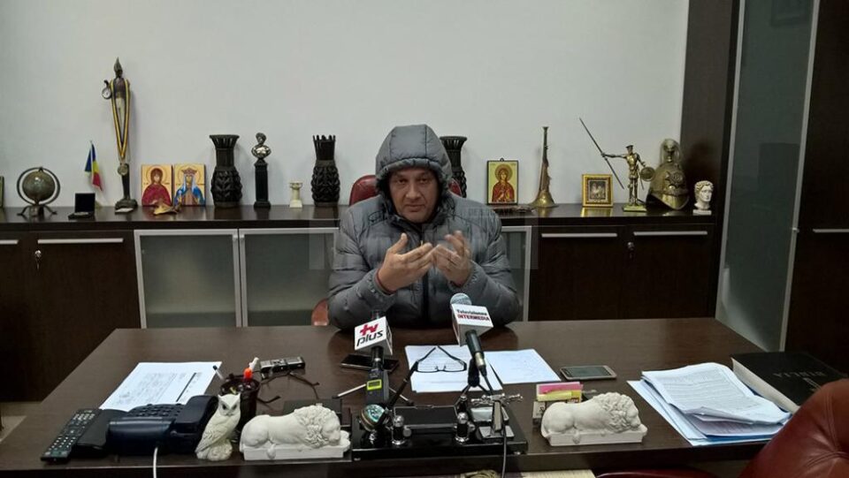 Alexandru Băișanu a declarat în cadrul unei conferință de presă că este nevoit să își desfășoare activitatea la o temperatură de 6 grade Celsius Alexandru Băișanu a declarat în cadrul unei conferință de presă că este nevoit să își desfășoare activitatea la o temperatură de 6 grade Celsius