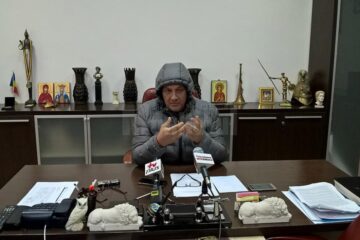 Alexandru Băișanu a declarat în cadrul unei conferință de presă că este nevoit să își desfășoare activitatea la o temperatură de 6 grade Celsius