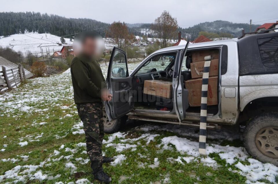 In interiorum masinii de teren politistii au descoperit aproape 14.000 de pachete cu tigari In interiorum masinii de teren politistii au descoperit aproape 14.000 de pachete cu tigari