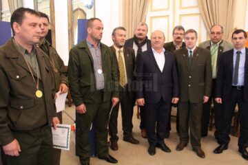 Cristian Hrehorciuc (stânga) a fost desemnat "Cel mai bun pădurar" la competitia din 2016