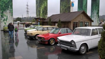 Colecționarii de mașini retro au înfruntat ploaia cu 21 de autovehicule