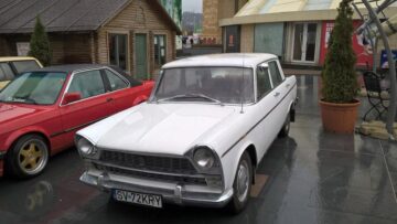 Colecționarii de mașini retro au înfruntat ploaia cu 21 de autovehicule