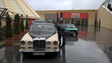 Colecționarii de mașini retro au înfruntat ploaia cu 21 de autovehicule