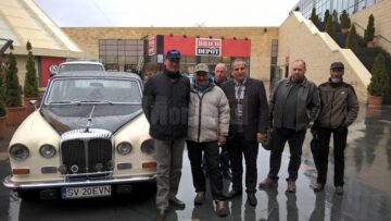 Câțiva dintre colecționarii suceveni care au înfruntat ploaia și au fost prezenți la evenimentul retro de duminică, cu cel puțin câte o mașină