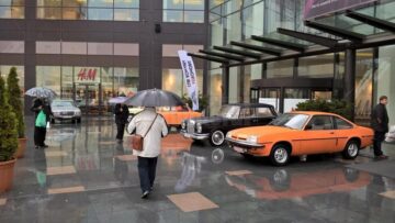 Colecționarii de mașini retro au înfruntat ploaia cu 21 de autovehicule