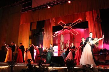 Farmecul Parisului și talentele de la Moulin Rouge, prezente la Balul Bobocilor de la CN „Ștefan cel Mare”. Foto: ArTiStul