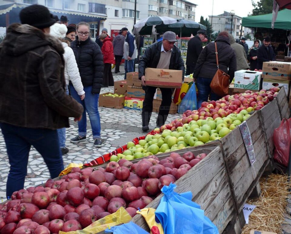 Temperaturile extrem de scăzute pentru această perioadă a anului nu i-au ținut pe fălticeneni în casă, standurile pomicultorilor fiind vizitate în cele două zile ale târgului de câteva mii de persoane Temperaturile extrem de scăzute pentru această perioadă a anului nu i-au ținut pe fălticeneni în casă, standurile pomicultorilor fiind vizitate în cele două zile ale târgului de câteva mii de persoane