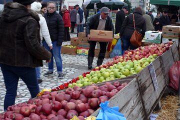 Temperaturile extrem de scăzute pentru această perioadă a anului nu i-au ținut pe fălticeneni în casă, standurile pomicultorilor fiind vizitate în cele două zile ale târgului de câteva mii de persoane