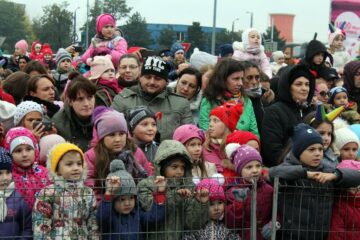 Gașca Zurli a adus distracția și voia bună, chiar și pe vreme rea