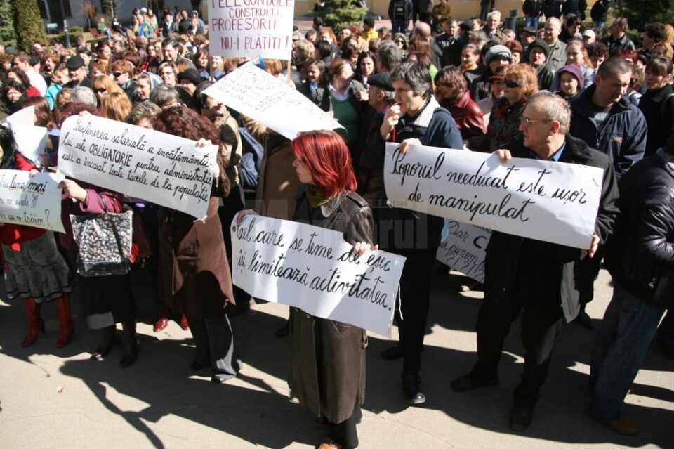 Profesori suceveni vor picheta marți sediul Ministerului Educației