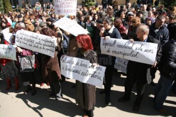 Profesori suceveni vor picheta marți sediul Ministerului Educației