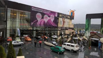 Colecționarii de mașini retro au înfruntat ploaia cu 21 de autovehicule