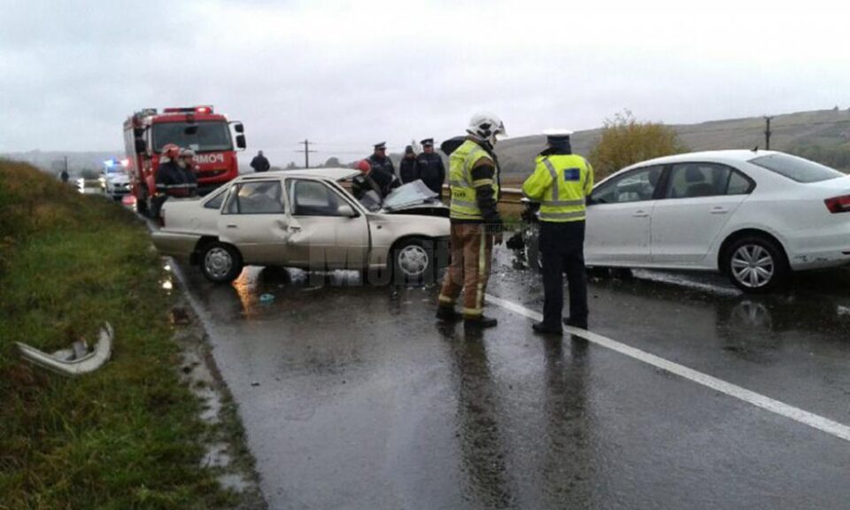 Accident cu șase răniți, după ce un șofer a scăpat mașina de sub control pe carosabilul ud