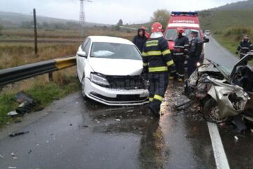 Impactul dintre cele două autoturisme a fost foarte violent