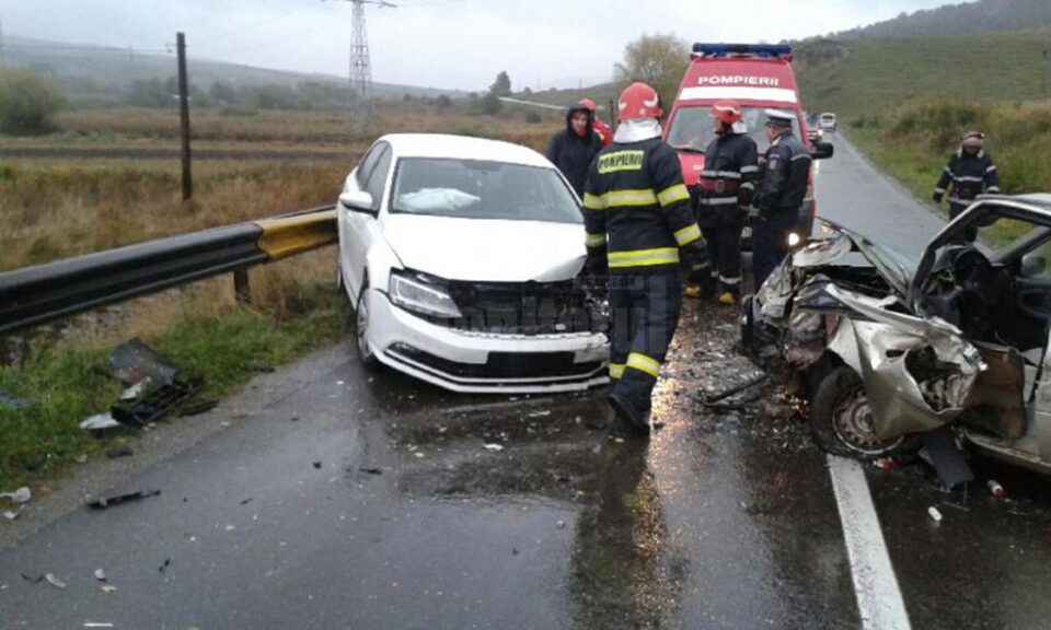 Impactul dintre cele două autoturisme a fost foarte violent
