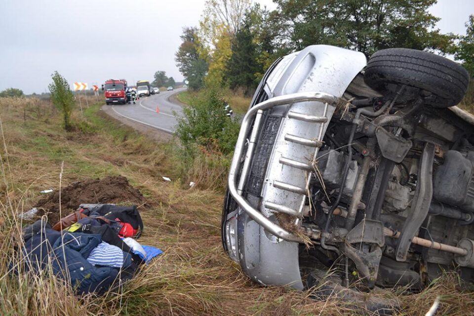 Drumul microbuzului a fost oprit brusc într-o curbă periculoasă, de lângă Rădășeni