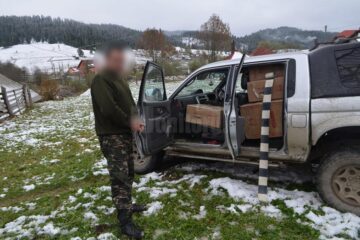 Bărbatul suspect a fost prins de polițiști, după ce aceștia au tras trei focuri de avertisment în aer