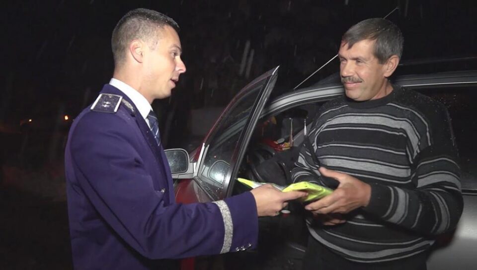 Polițiștii le-au împărțit șoferilor veste reflectorizante