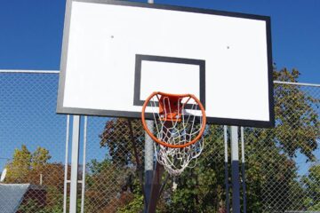 Coșurile de baschet au fost distruse