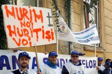 Circa 100 de profesori din 11 județe, printre care și Suceava, au pichetat ieri Ministerul Educației