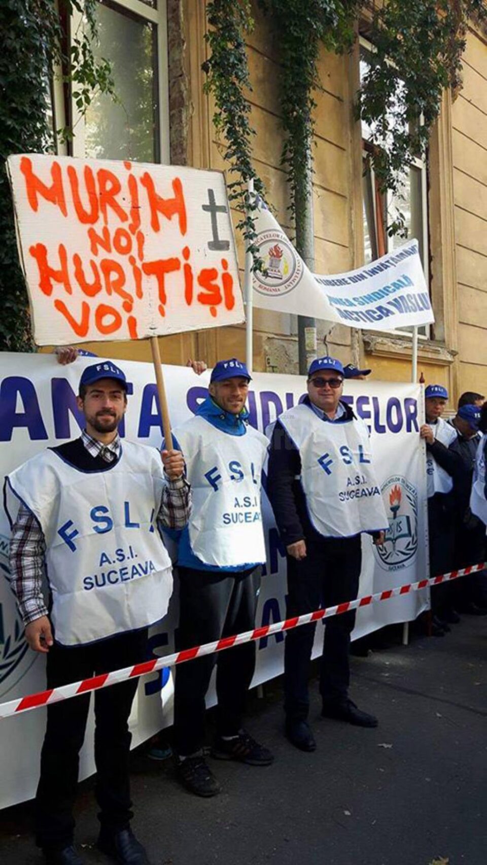 Circa 100 de profesori din 11 județe, printre care și Suceava, au pichetat ieri Ministerul Educației