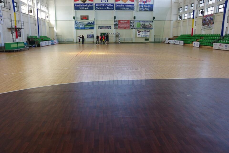 Handbaliștii suceveni spun că sunt mulțumiți cu noua suprafață de joc de la sala LPS