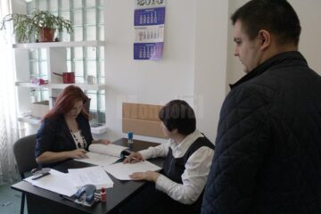 Zeci de persoane stau încă zilnic la coadă la Agenția de Protecție a Mediului Suceava, pentru a-și depune dosarele de finanțare pentru programul „Casa Verde”