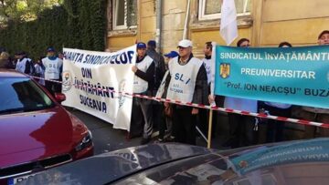 Aproximativ 7.000 de profesori suceveni așteaptă recuperarea unor drepturi bănești