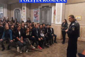 Polițiștii suceveni desfășoară sesiuni de informare în rândul elevilor din școli gimnaziale și din licee cu privire la infracțiunile din mediul online