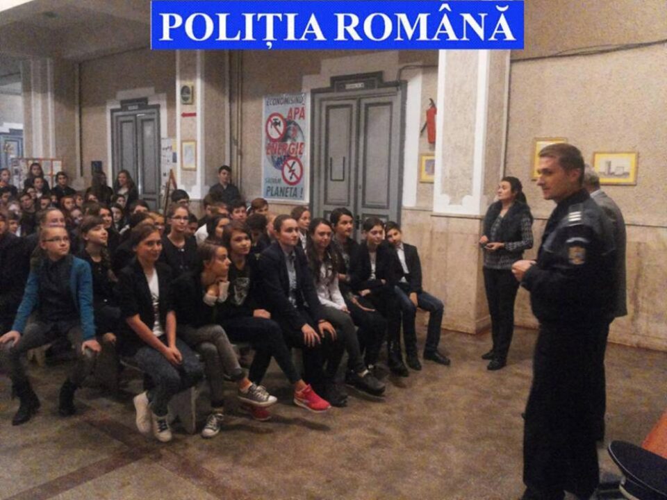 Polițiștii suceveni desfășoară sesiuni de informare în rândul elevilor din școli gimnaziale și din licee cu privire la infracțiunile din mediul online