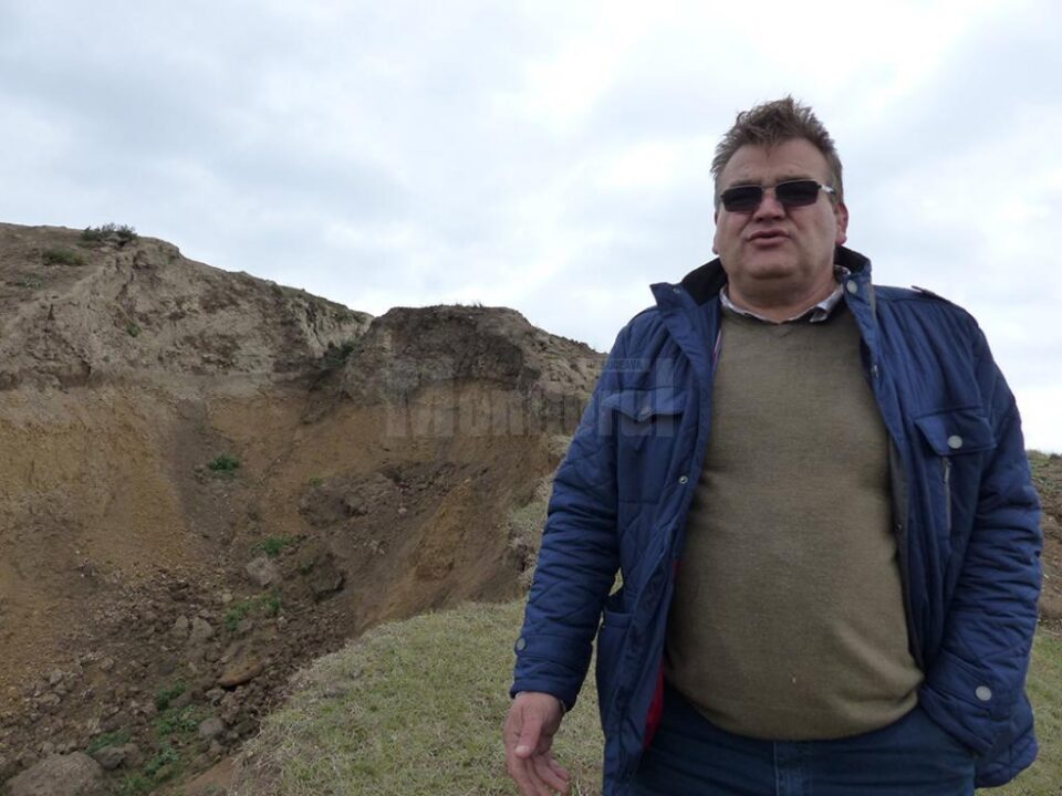 Viceprimarul de Salcea, Constantin Brânzei, crede că soluția ar fi un alt șant betonat prevăzut cu camere de cădere a apei, prelungit până la nivelul pârâului