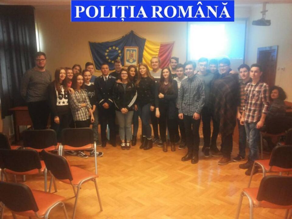 Polițiștii suceveni desfășoară sesiuni de informare în rândul elevilor din școli gimnaziale și din licee cu privire la infracțiunile din mediul online