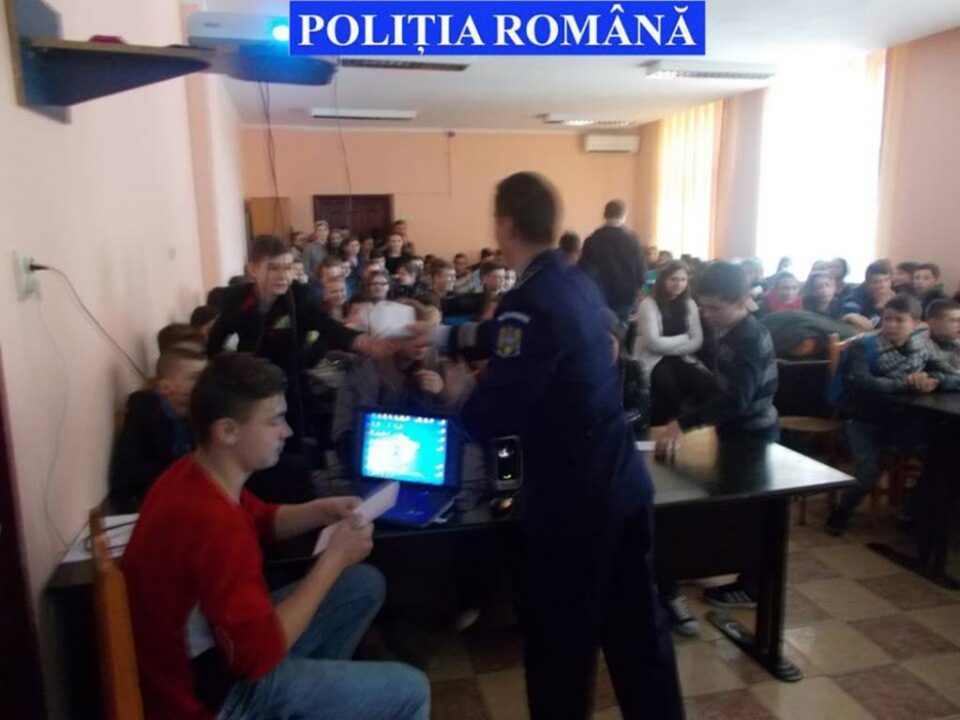 Polițiștii suceveni desfășoară sesiuni de informare în rândul elevilor din școli gimnaziale și din licee cu privire la infracțiunile din mediul online