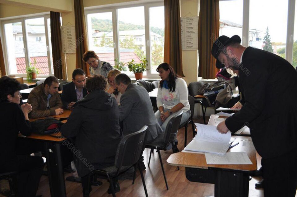Cea de-a doua probă din cadrul examenului pentru ocuparea postului de director și director adjunct, cea de evaluare a CV-ului. Foto: timponline.ro